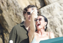 https://static-images.vnncdn.net/vps_images_publish/000001/000003/2026/7/30/110327029-16014325-the-happy-couple-were-having-the-time-of-their-live-as-they-snap-a-27-1785345458671-117.jpg