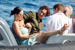 https://static-images.vnncdn.net/vps_images_publish/000001/000003/2026/7/30/110327037-16014325-a-smitten-trudeau-was-seen-placing-his-hand-inside-perry-s-revea-a-26-1785345454946-120.jpg