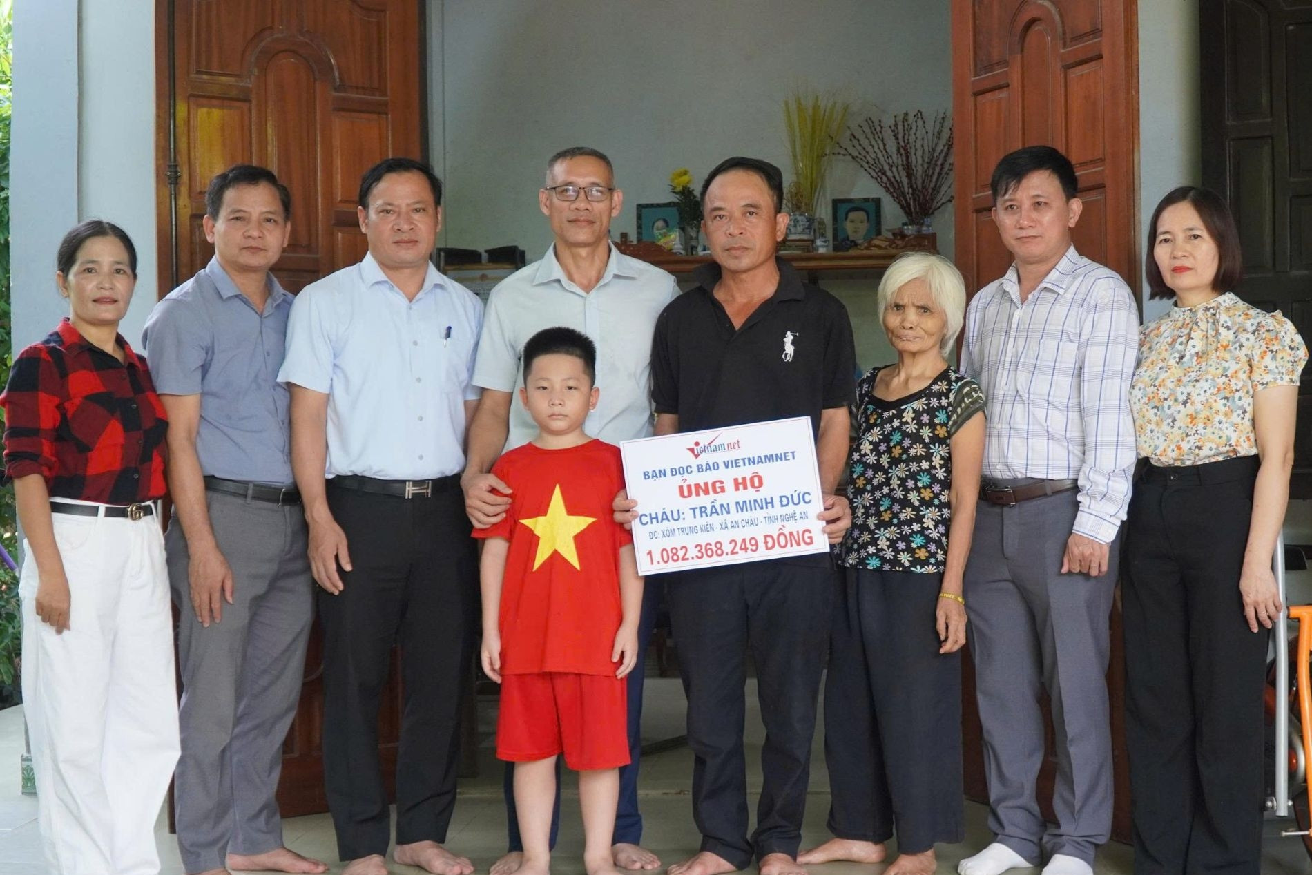 Báo VietNamNet trao hơn 1 tỷ đồng bạn đọc ủng hộ cậu học trò liệt tứ chi ở Nghệ An