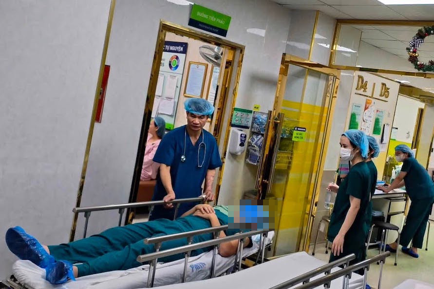 Chồng vào phòng mổ động viên vợ sinh, bất ngờ ngất xỉu khi con cất tiếng khóc