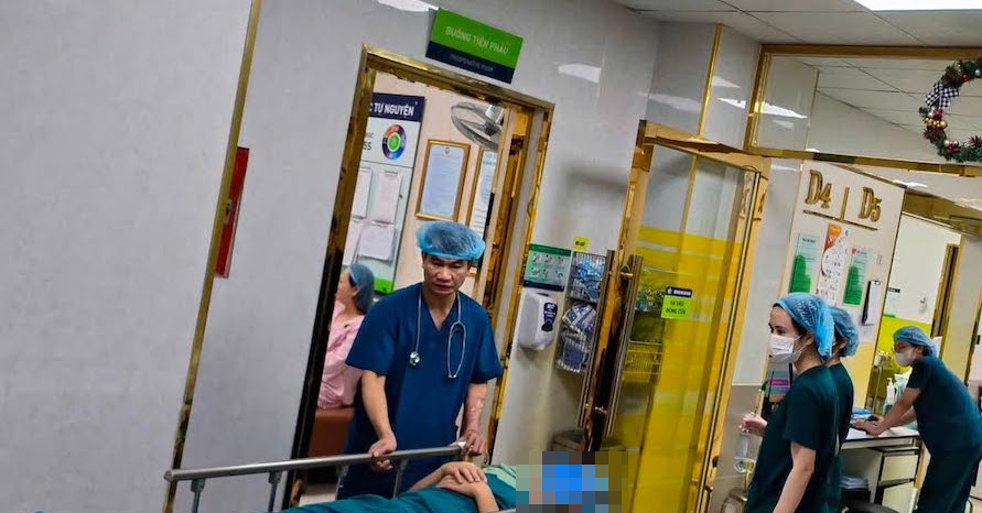 Chồng vào phòng mổ động viên vợ sinh, bất ngờ ngất xỉu khi con cất tiếng khóc