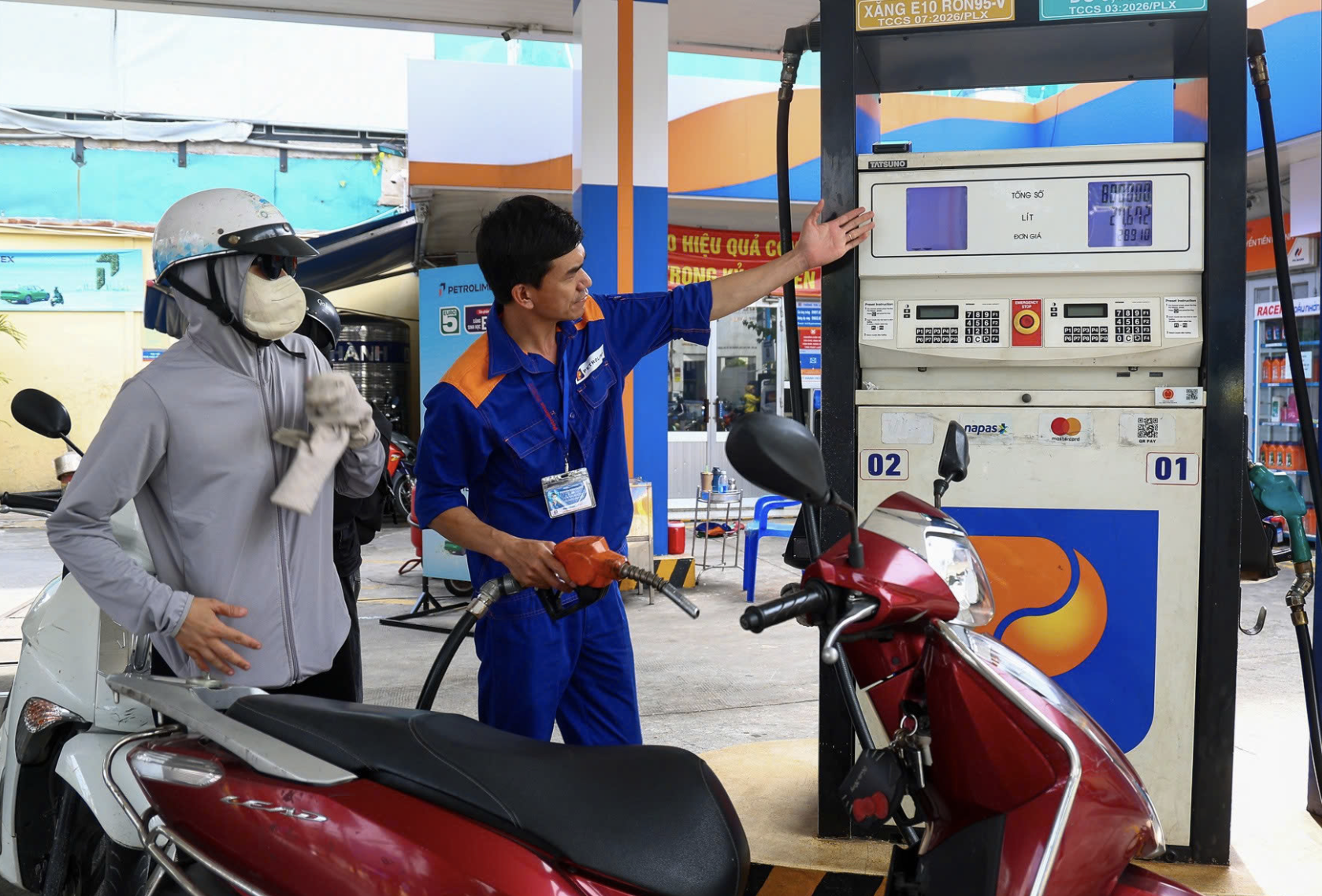 Doanh nghiệp tự quyết giá xăng dầu: Nhà nước can thiệp cách nào khi giá tăng đột biến?