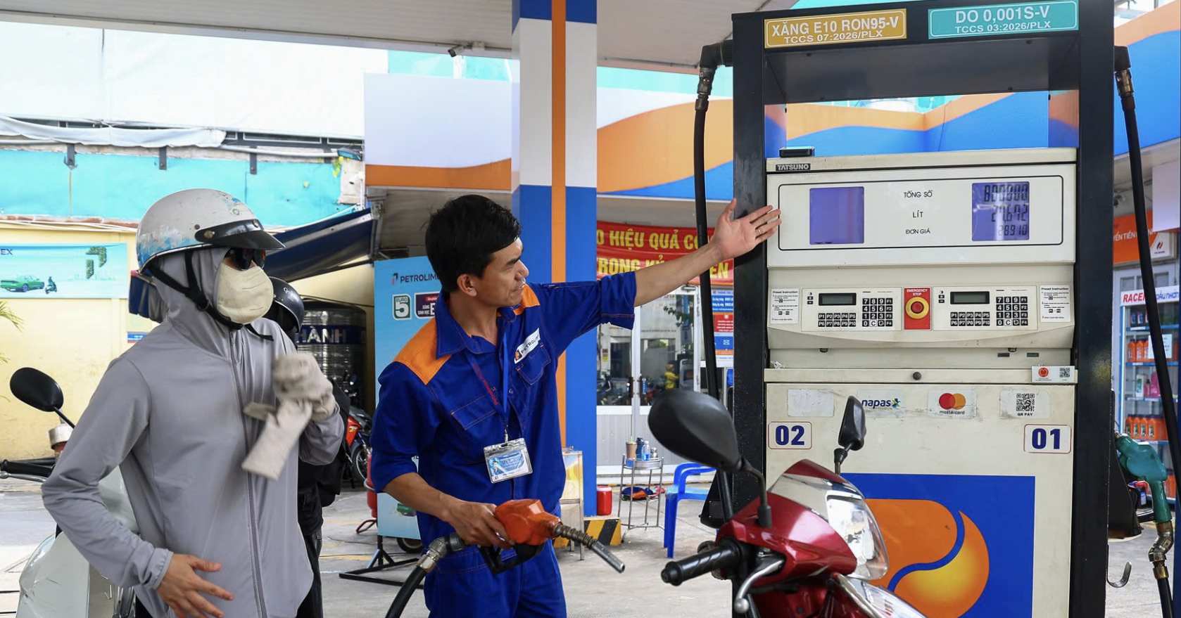 Doanh nghiệp tự quyết giá xăng dầu: Nhà nước can thiệp cách nào khi giá tăng đột biến?