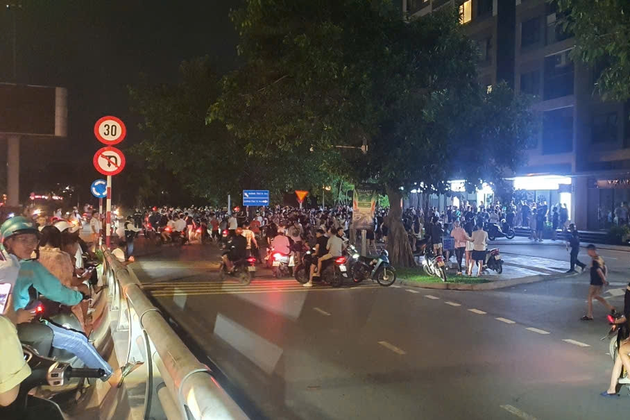 Hàng xóm kể phút phát hiện nam thanh niên tử vong trong căn hộ chung cư ở Hà Nội