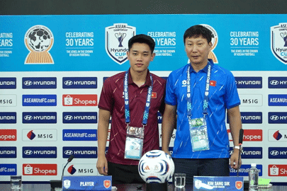 HLV Kim Sang-sik và Đình Bắc nói gì trước màn so tài với Singapore?