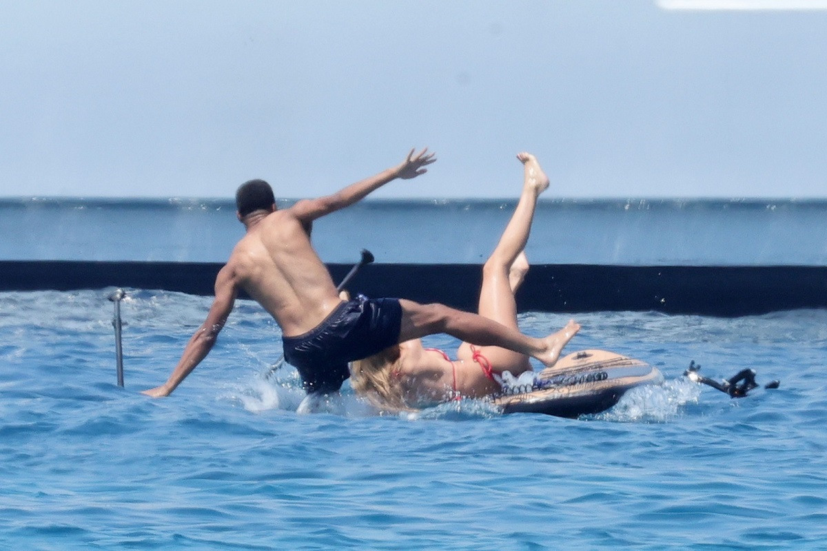 Mbappe hôn đắm đuối bạn gái xinh đẹp trên du thuyền mbappe ban gai 6.jpg