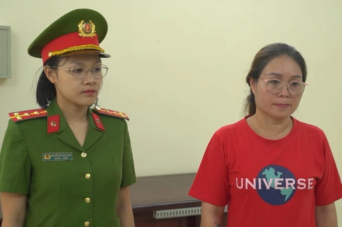 Một nữ lễ tân khách sạn bị khởi tố
