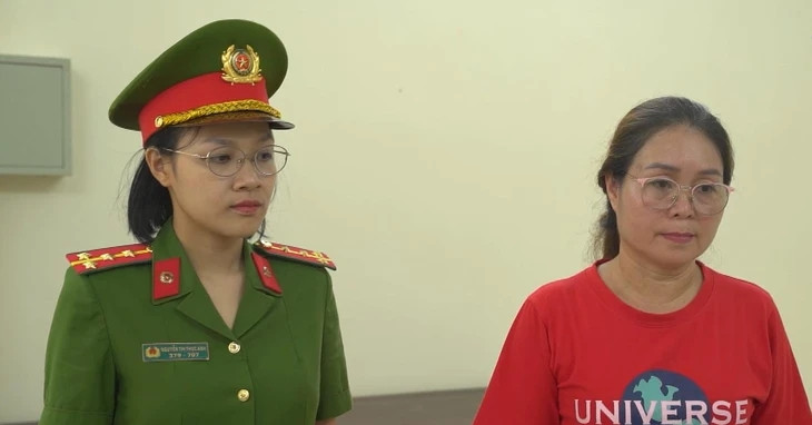 Một nữ lễ tân khách sạn bị khởi tố