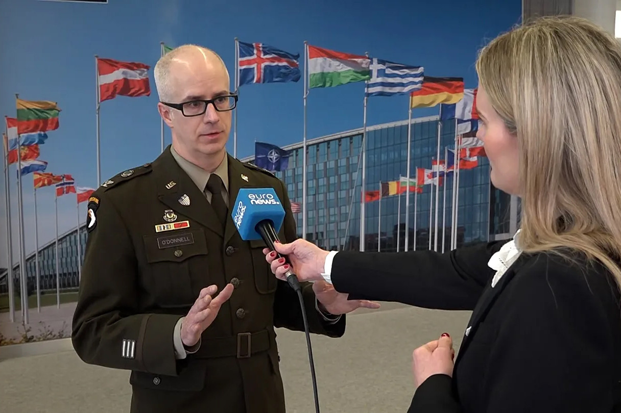 phat ngon vien NATO Euronews.jpg
