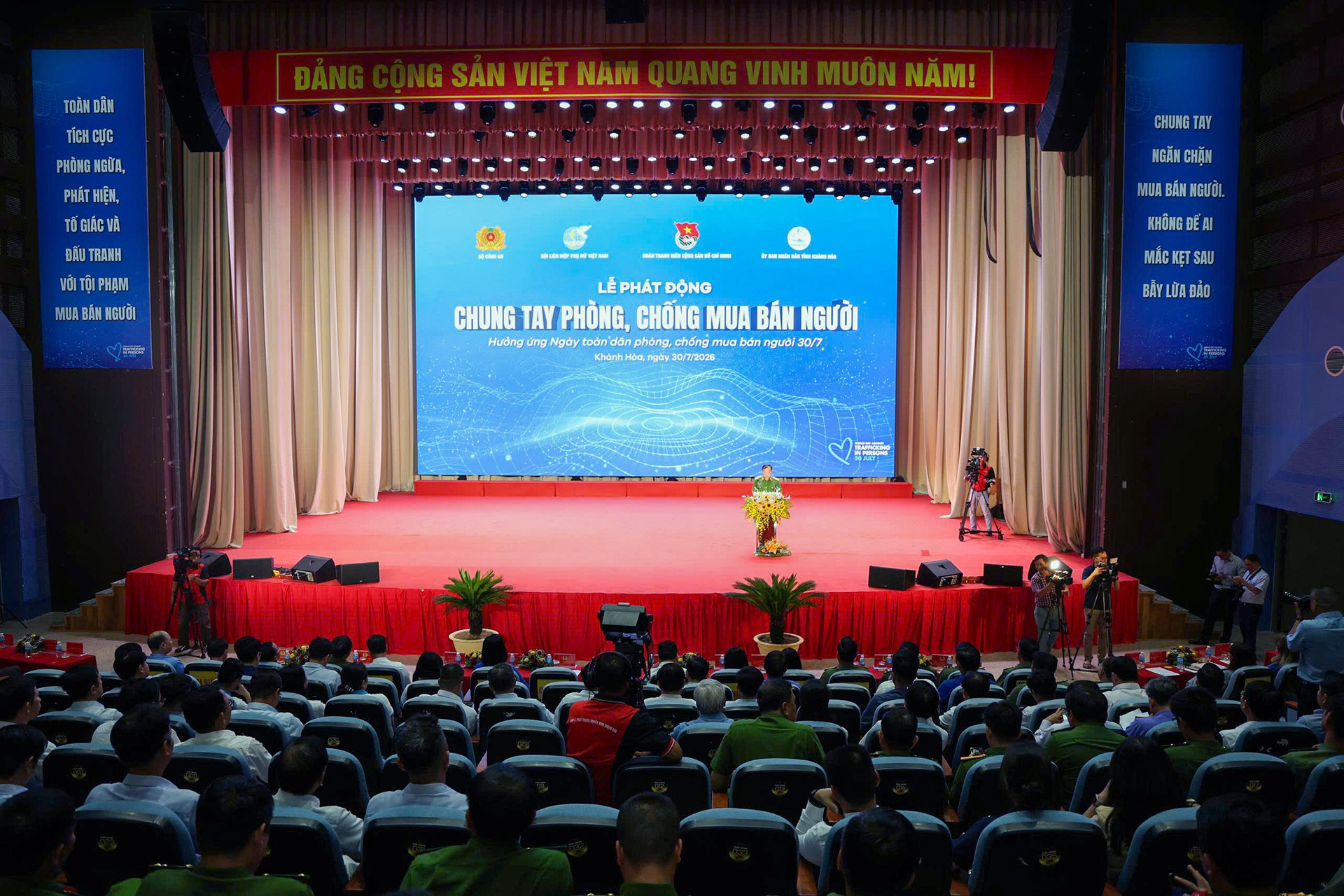 Phong chong mua ban nguoi 2.jpg
