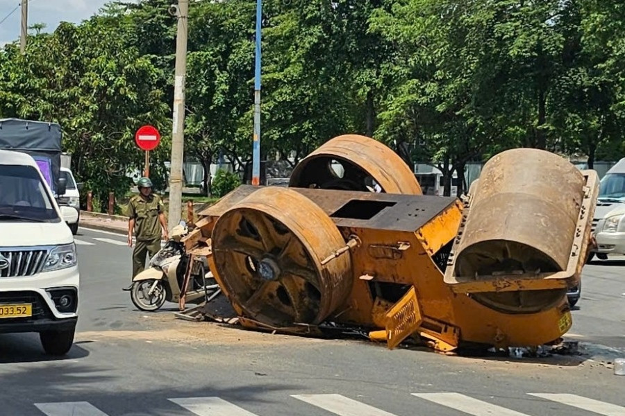 Xe lu hàng tấn rơi lật ngửa, người đàn ông bỏ xe máy, ôm bé trai 12 tuổi tháo chạy