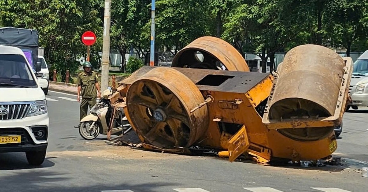Xe lu hàng tấn rơi lật ngửa, người đàn ông bỏ xe máy, ôm bé trai 12 tuổi tháo chạy