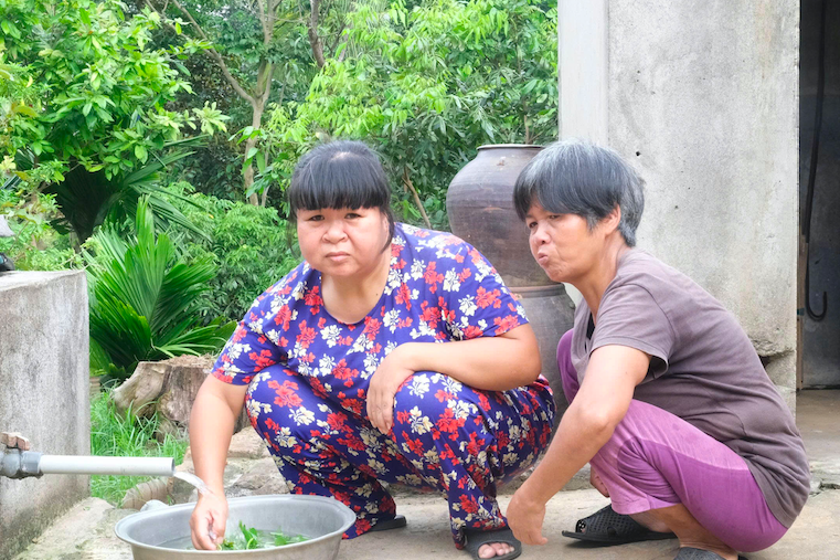 Xót xa hai chị em thiểu năng, bệnh tật nương tựa nhau tuổi xế chiều
