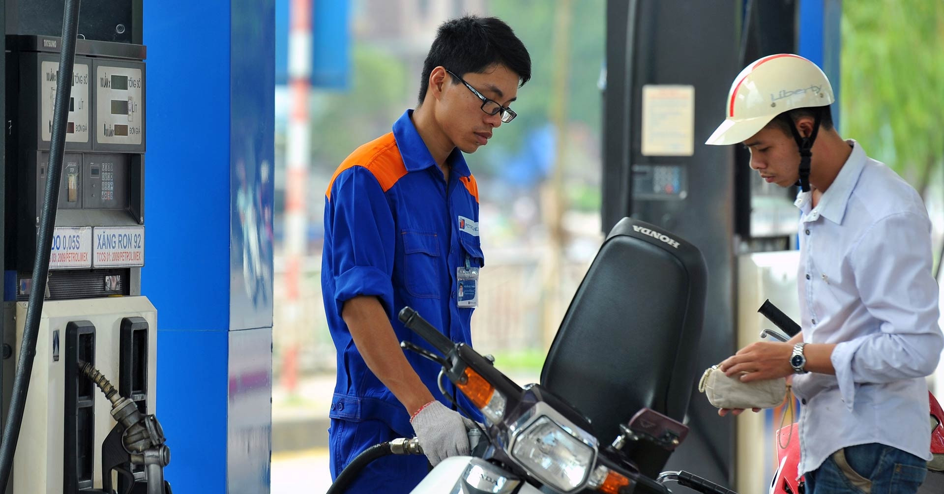 Giá xăng dầu hôm nay 31/7: Dầu thế giới hạ nhiệt, trong nước có giá mới