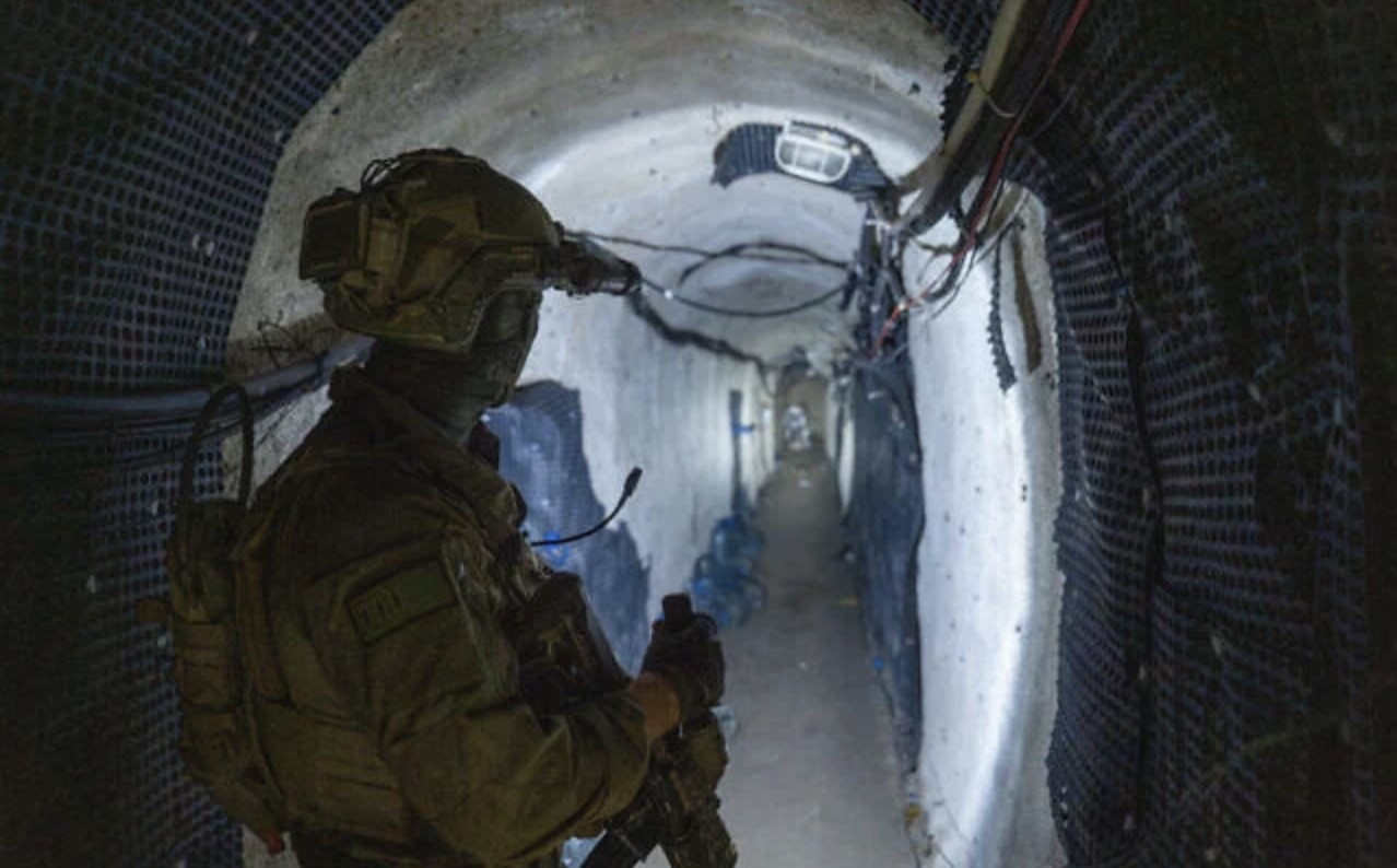 Binh sĩ IDF bên trong đường hầm của Hezbollah. Ảnh: Times of Israel