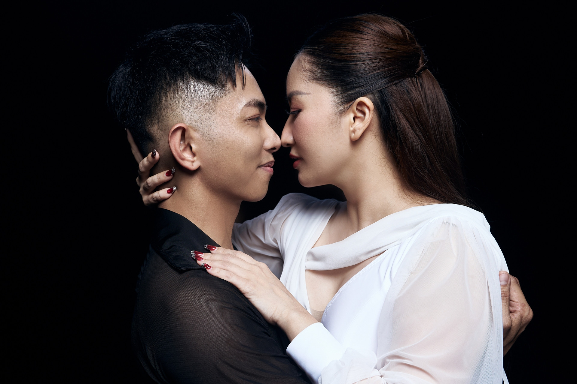 Ca sĩ Lệ Quyên 'cầu cứu' vợ chồng Khánh Thi - Phan Hiển lúc 21h