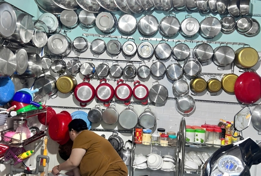 Căn nhà treo cả trăm chiếc xoong nồi, hàng chục rổ rá đều tăm tắp ở miền Tây