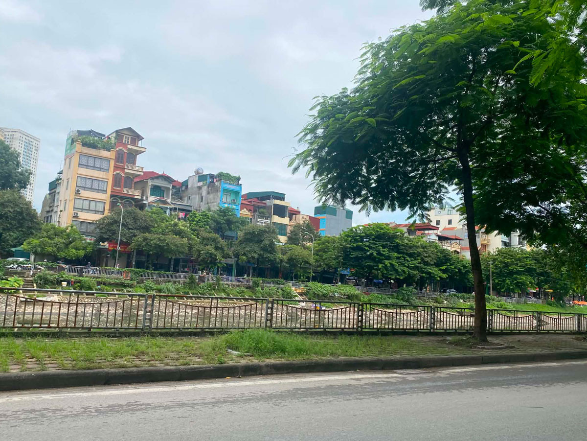 Chồng luôn đi đổ rác lúc 22h và bí mật từ tòa nhà đối diện