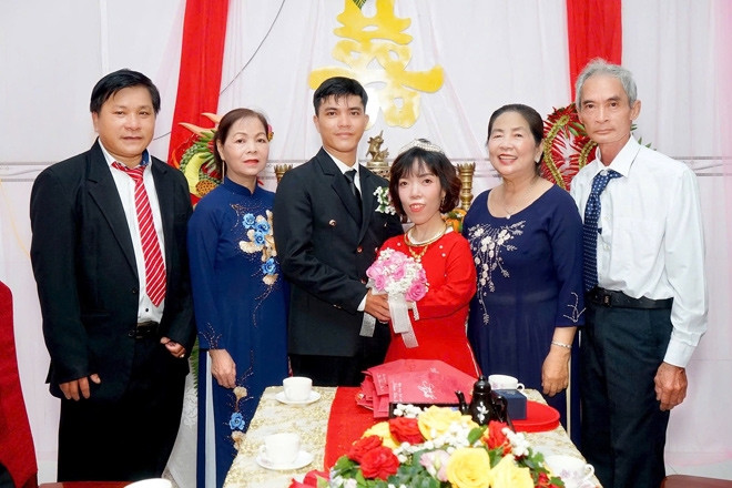 Cô gái Cần Thơ cao 1m20 nên duyên với anh chàng điển trai cách nhà gần 1.000km