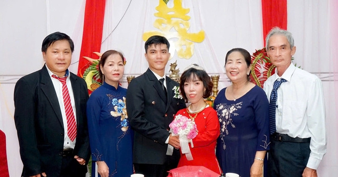 Cô gái Cần Thơ cao 1m20 nên duyên với anh chàng điển trai cách nhà gần 1.000km