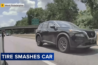 Lốp xe văng qua dải phân cách, đâm nát xe SUV trên cao tốc