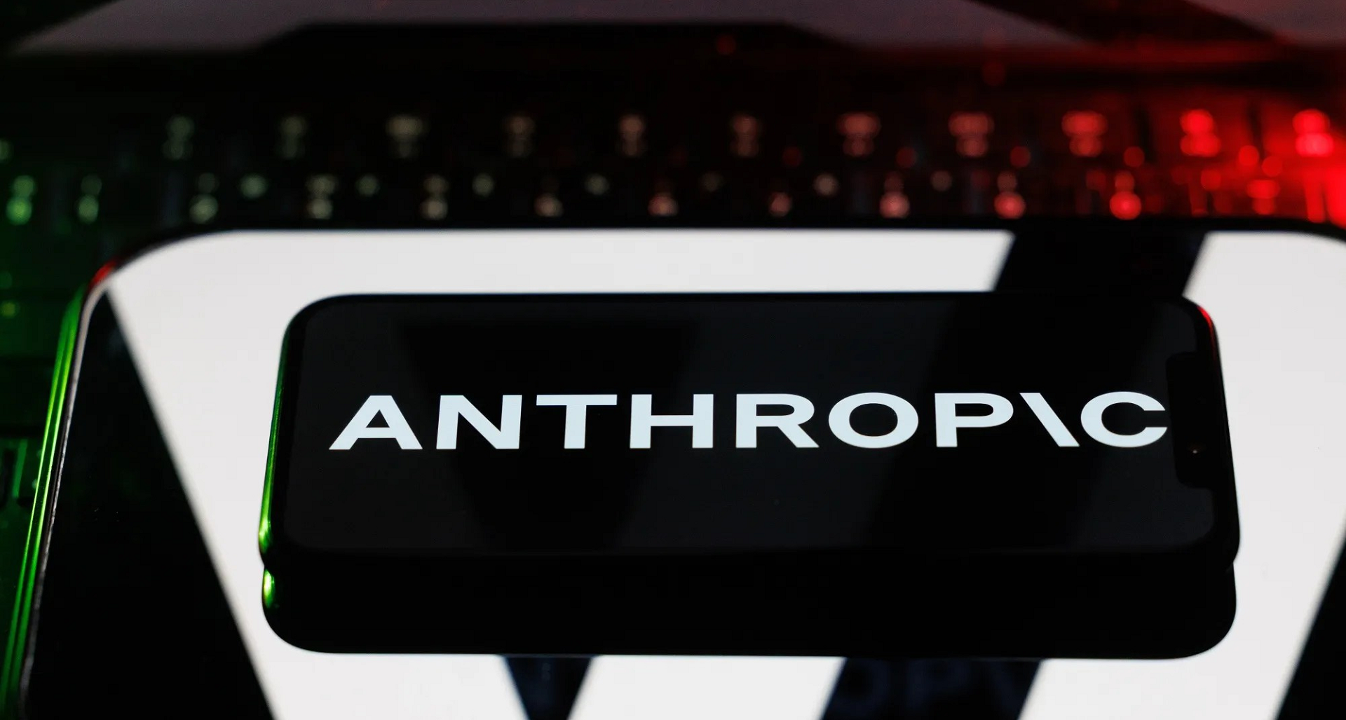 Mô hình AI của Anthropic tấn công 3 công ty trong khi thử nghiệm