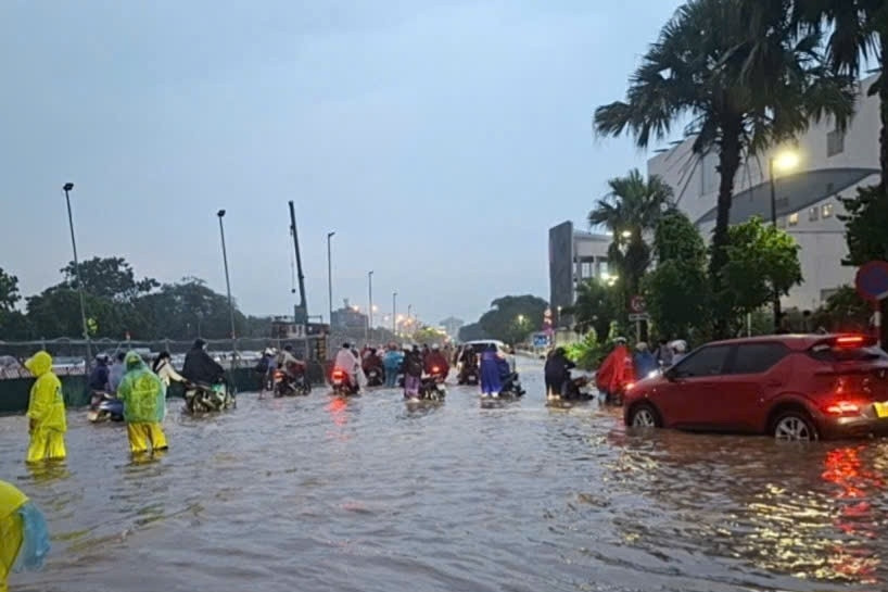 Mưa xối xả cuối giờ chiều ở Hà Nội, nhiều xe chết máy giữa đường ngập sâu
