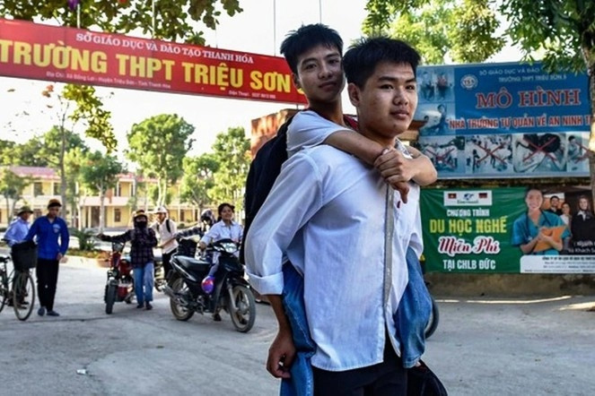 Nam sinh cõng bạn đi học 10 năm liền đã tốt nghiệp bác sĩ Y khoa