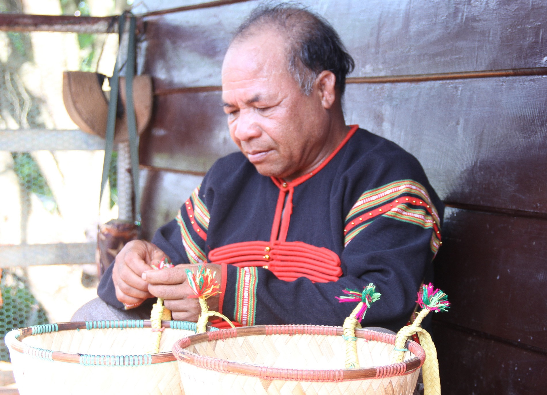 Ông Y Krú Ayun trở thành điểm tựa của buôn làng suốt thời gian tình trạng vượt biên trái phép diễn biến phức tạp.JPG