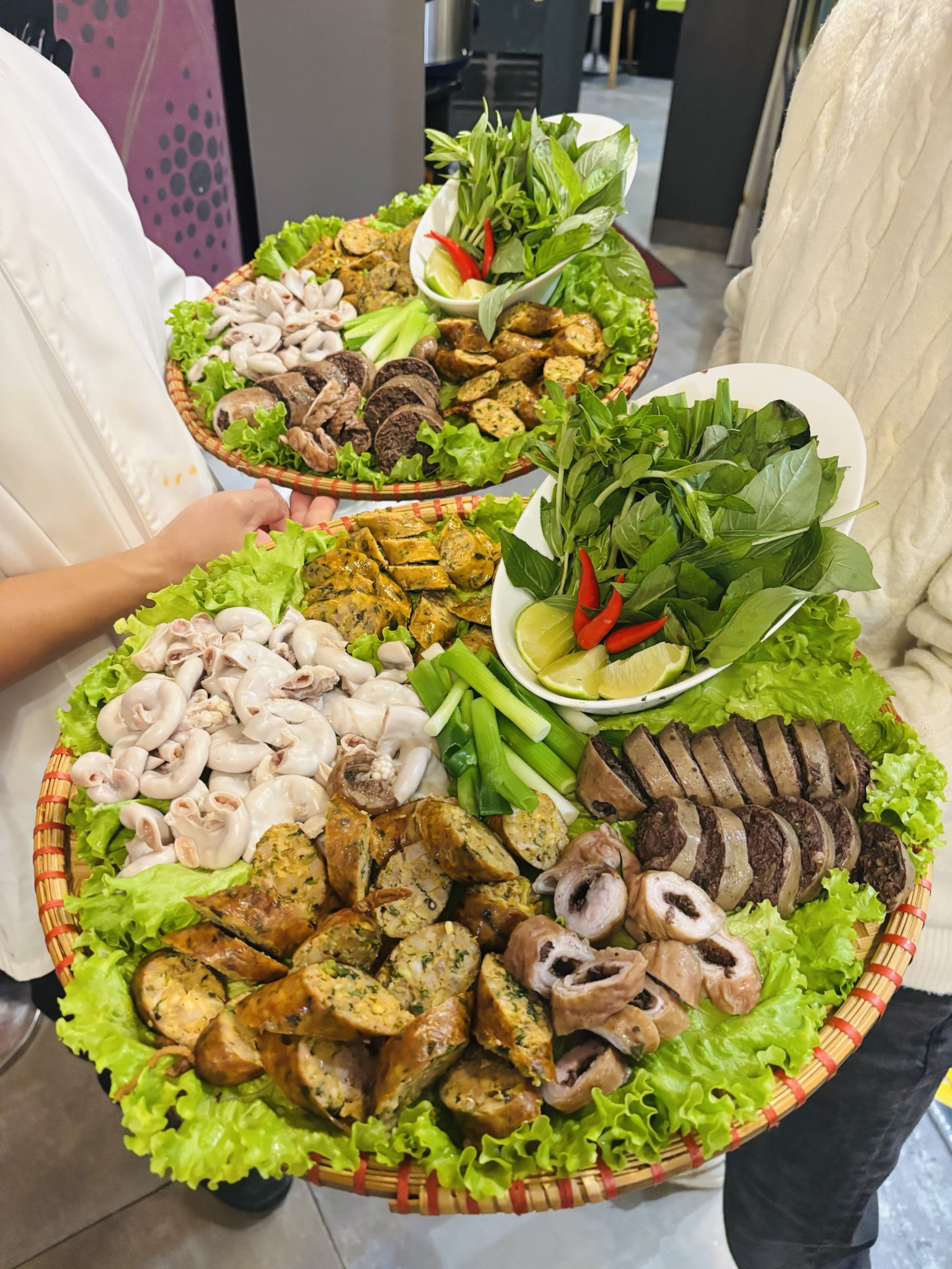 https://static-images.vnncdn.net/vps_images_publish/000001/000003/2026/7/31/quan-viet-o-phap-888.jpg