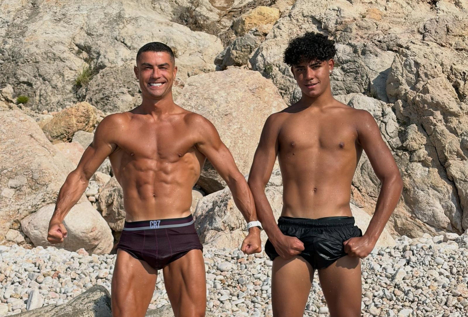 Ronaldo Gay Sot Khoe Co Bap Cung Con Trai 16 Tuoi 148