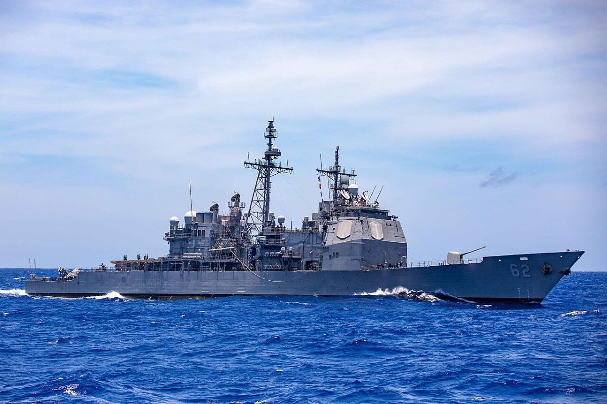 Tàu tuần dương USS Robert Smalls CG 62.jpg