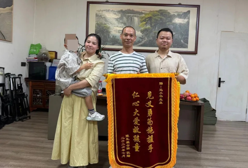 Thoát chết sau đuối nước, gia đình treo băng rôn tìm ân nhân cứu mạng