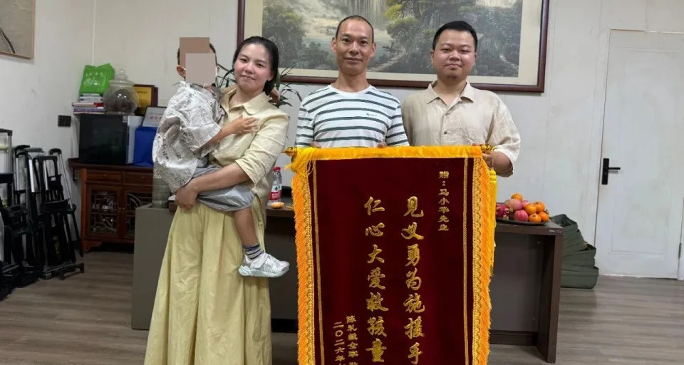 Thoát chết sau đuối nước, gia đình treo băng rôn tìm ân nhân cứu mạng