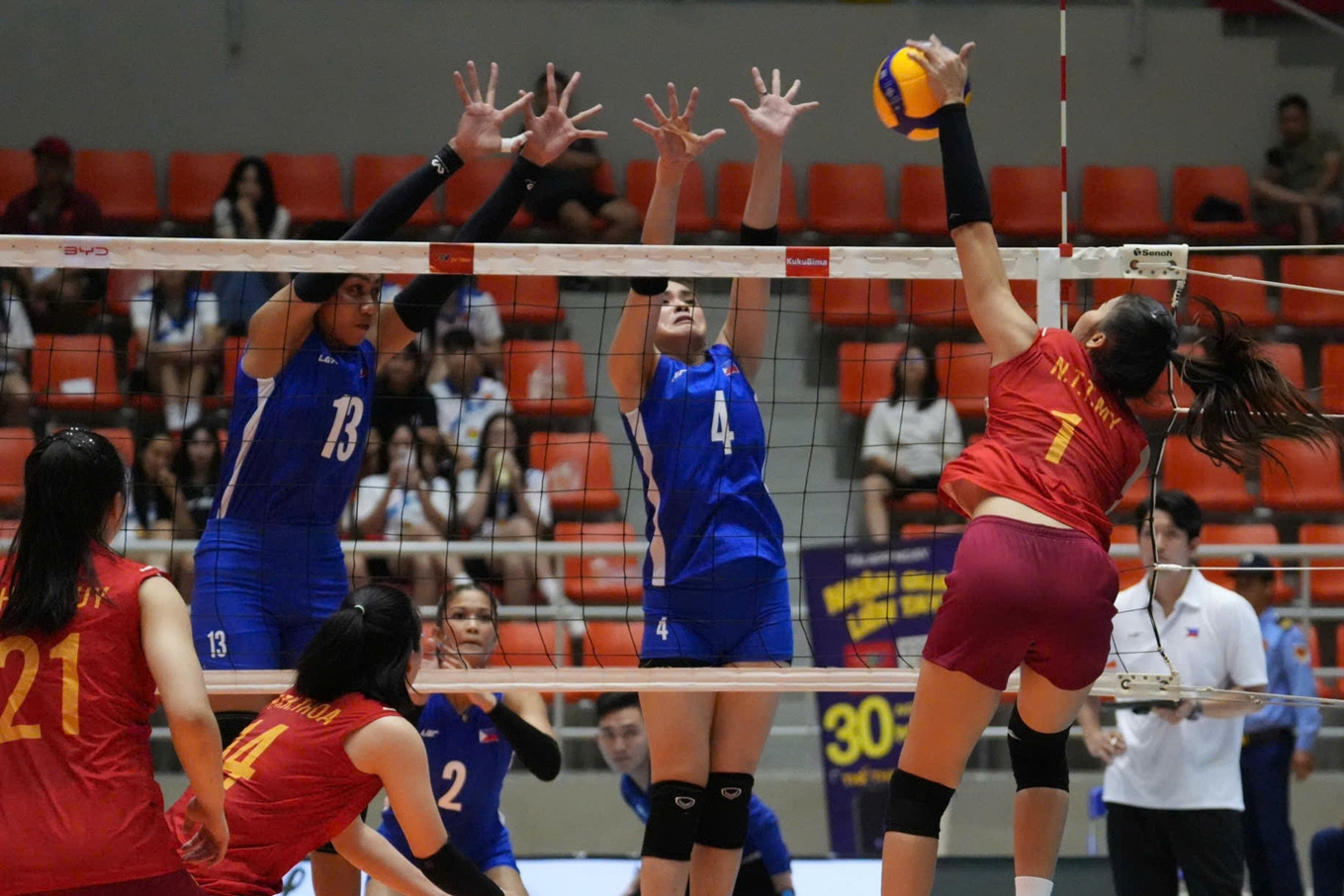 Trực tiếp bóng chuyền nữ Việt Nam 2-1 Philippines: Set 4 hấp dẫn