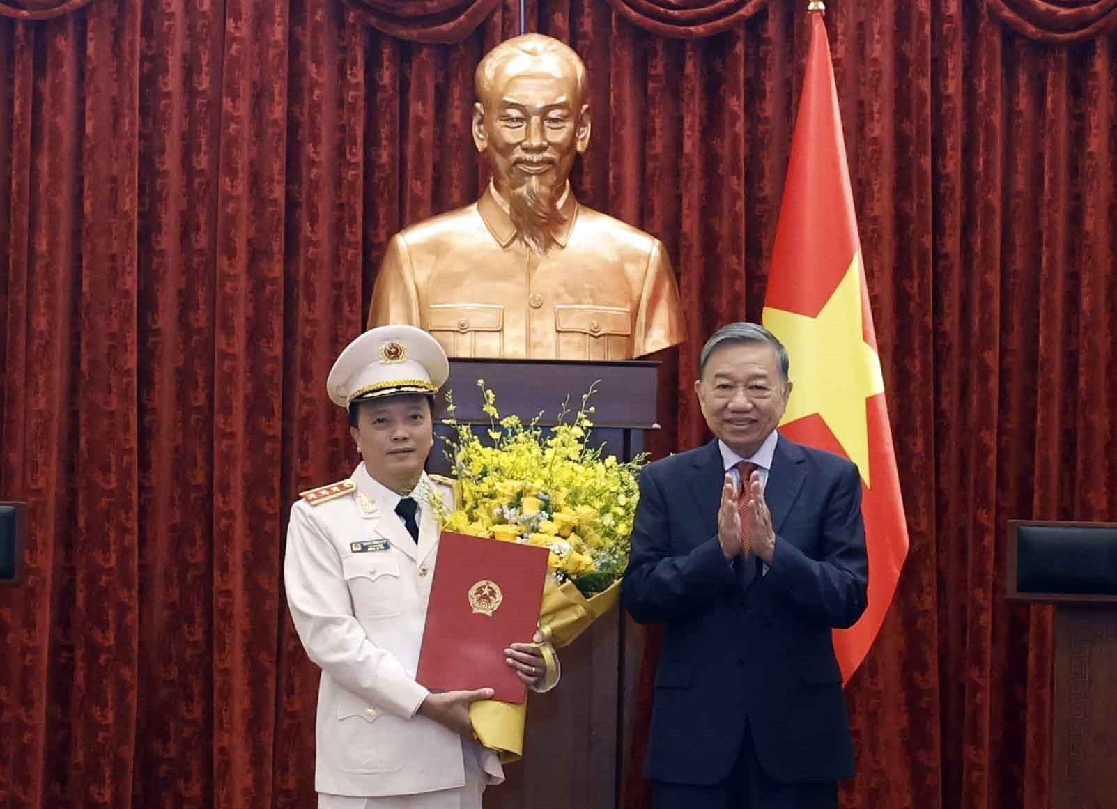 vna_potal_tong_bi_thu_chu_tich_nuoc_to_lam_trao_quyet_dinh_thang_quan_ham_thuong_tuong_cho_si_quan_cong_an_nhan_dan_viet_nam_8925972.jpg