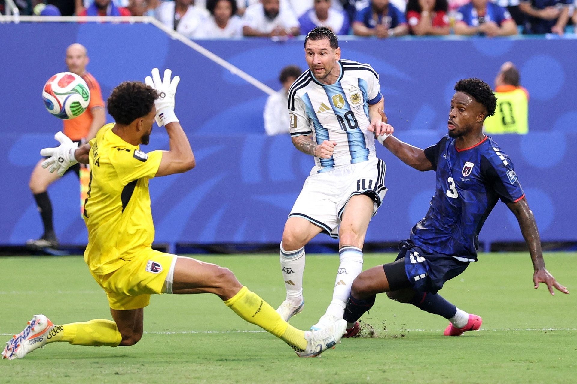 Kết quả bóng đá hôm nay 4/7: Argentina suýt bị loại