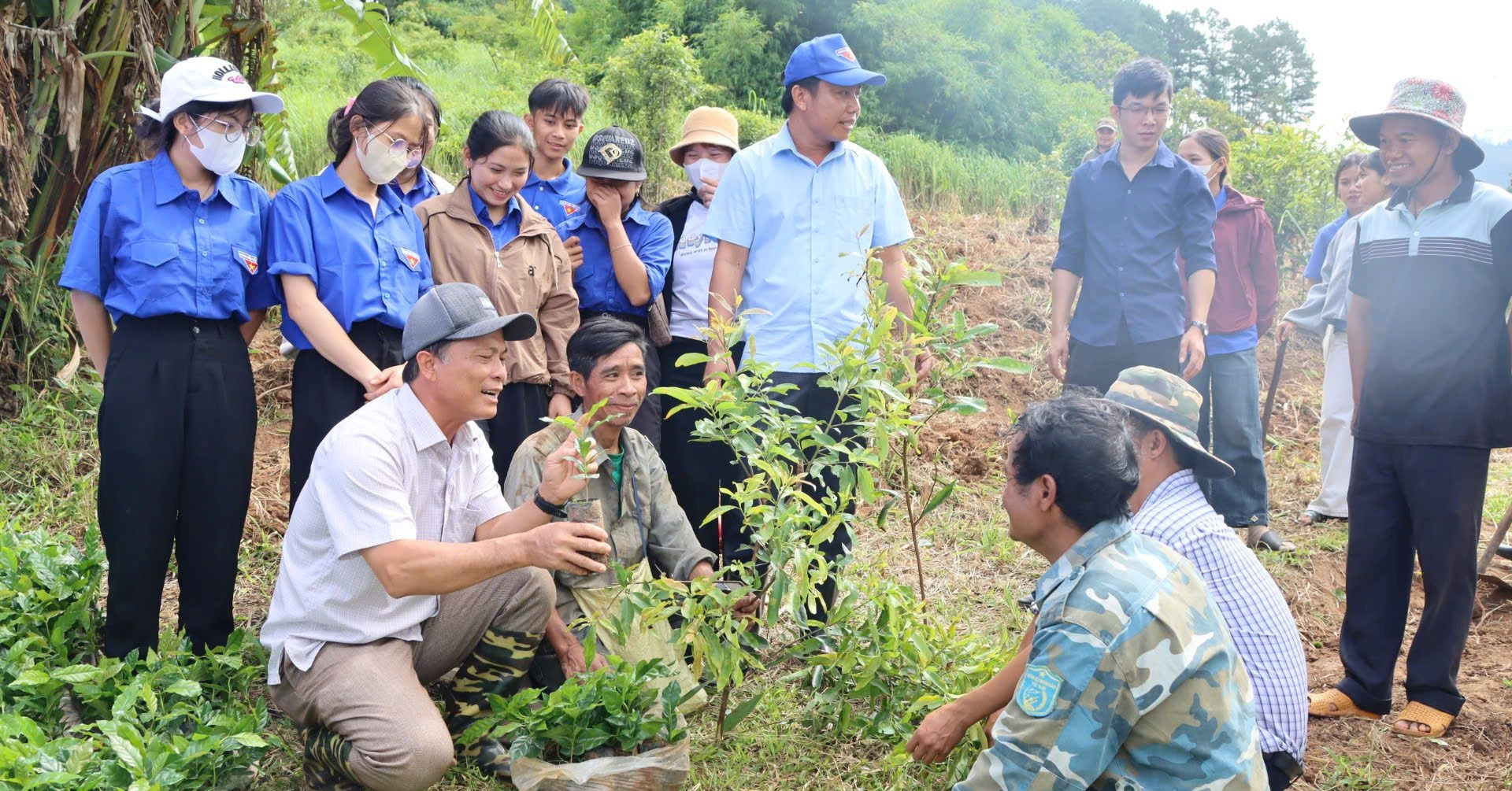 Ban đêm xuống thôn nghe dân nói, ban ngày dùng AI giải quyết việc dân