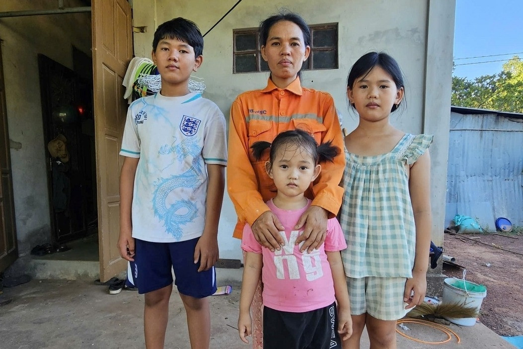 Cả bố mẹ đều mắc ung thư, nghẹn lòng thương 3 đứa trẻ