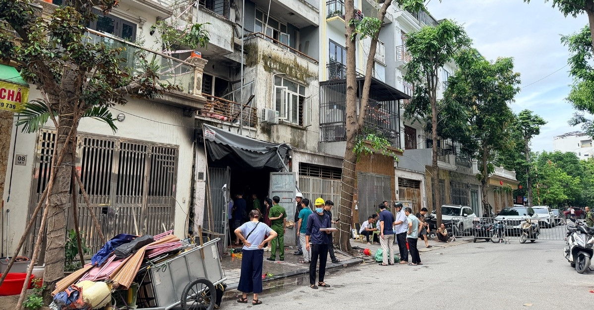 Cảnh sát khám nghiệm hiện trường vụ cháy biệt thự khiến 2 người tử vong ở Hà Nội