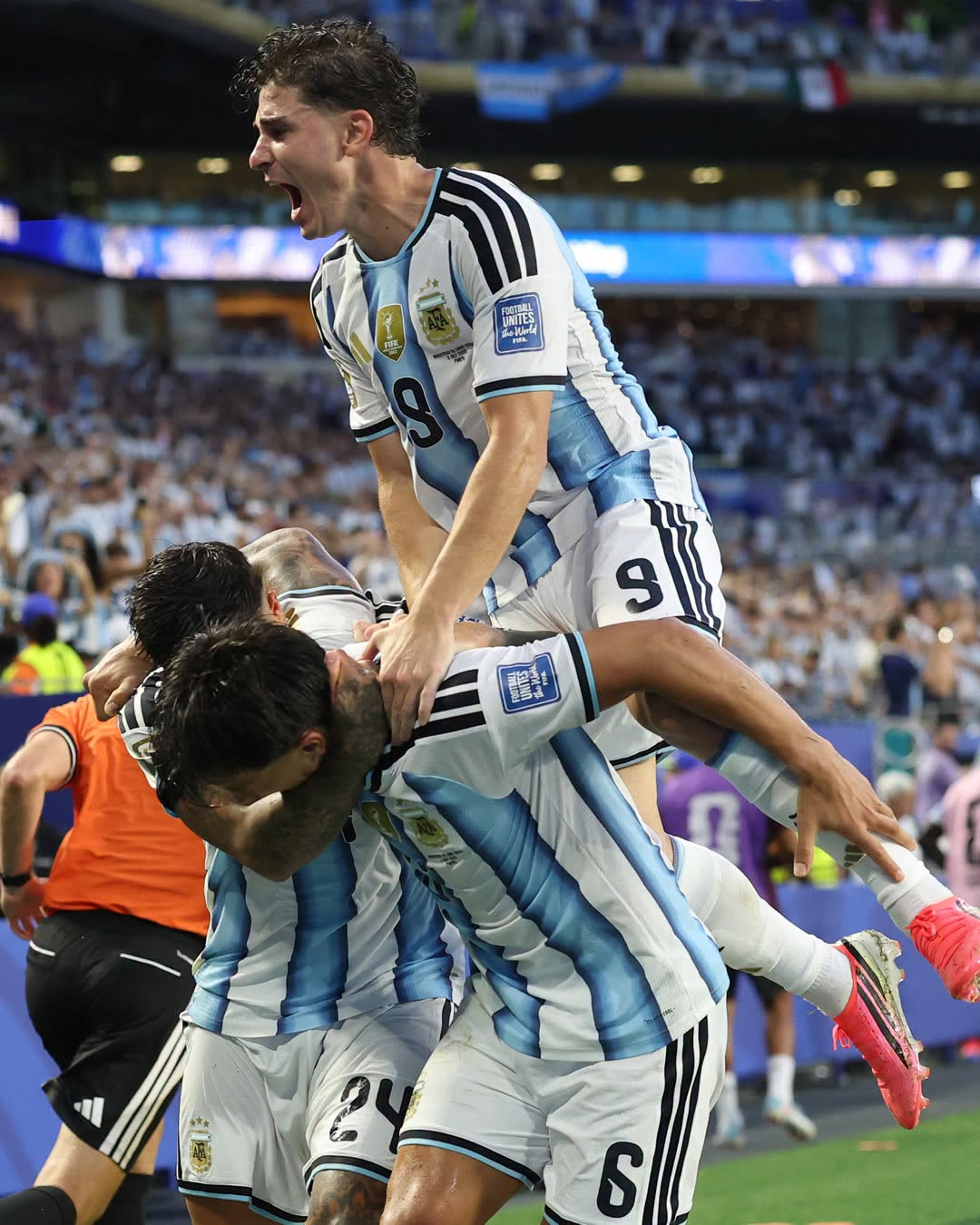 https://static-images.vnncdn.net/vps_images_publish/000001/000003/2026/7/4/dibu-martinez-7-1554.jpeg