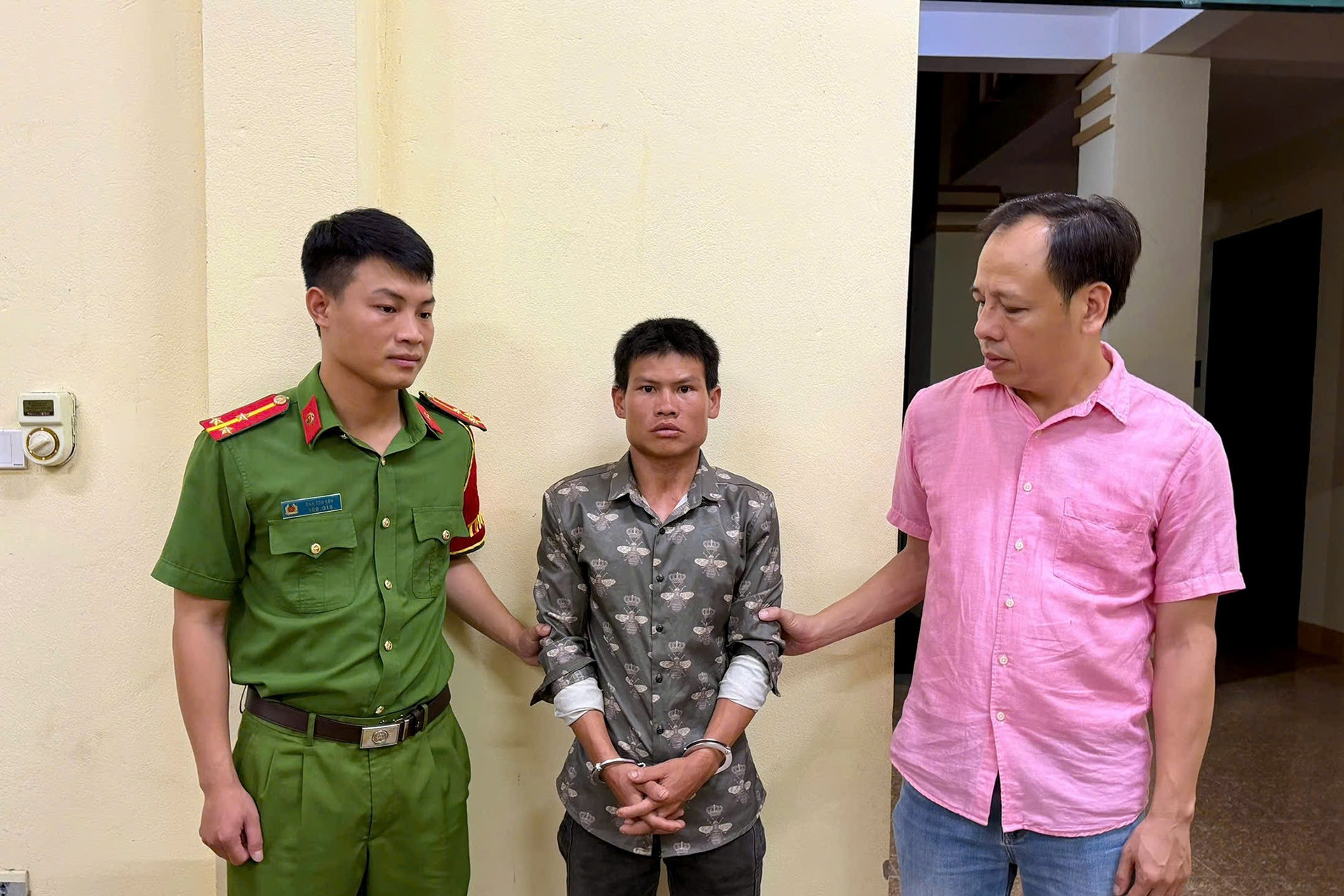 Đang bán dưa ven đường, bé gái 6 tuổi bị bắt cóc