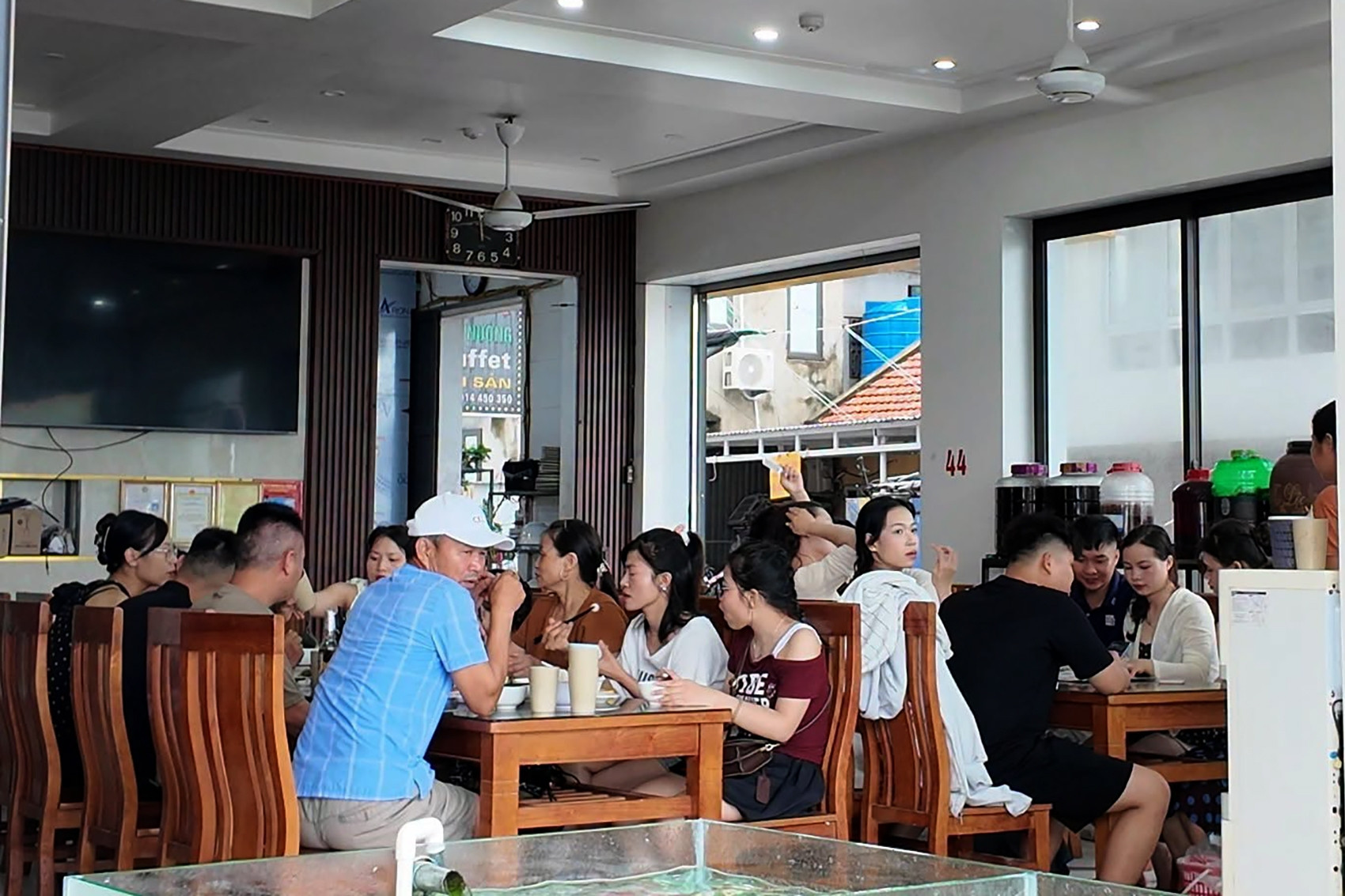 Hơn 2.800 du khách vẫn trên đảo Cô Tô khi bão số 1 sắp tiếp cận