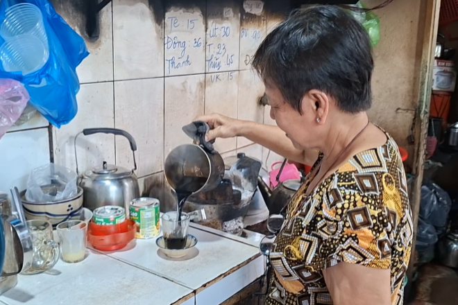 Không bảng hiệu, quán cà phê vợt ‘tí hon’ ở TPHCM đắt khách hơn nửa thế kỷ