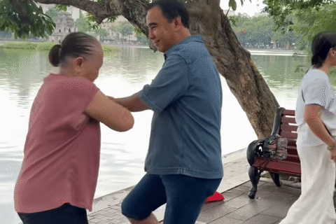 MC Quyền Linh khiêu vũ bên Hồ Gươm, hoa hậu Jennifer Phạm xinh đẹp đón tuổi mới
