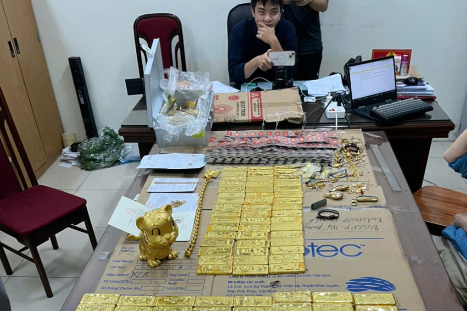 Mr Pips có bất động sản rải khắp nước, sở hữu nhiều siêu xe và vàng nguyên khối