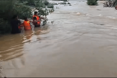 Nữ sinh 11 tuổi mắc kẹt trên tảng đá giữa sông khi cùng bạn đi tắm
