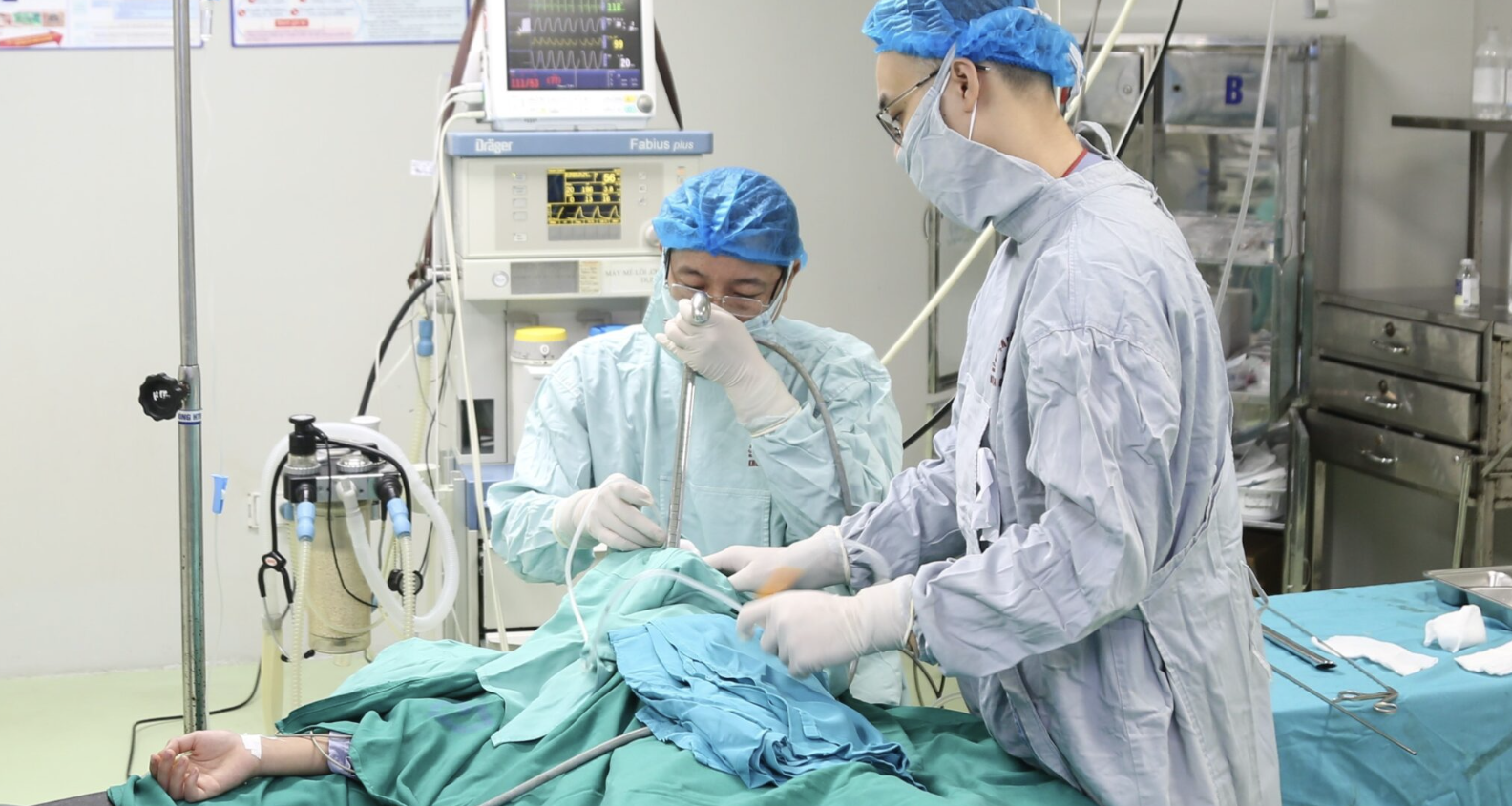 Ôm con đi cấp cứu vì sai lầm thường gặp của cha mẹ