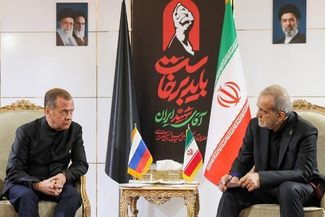Ông Medvedev gặp Tổng thống Iran bên lề lễ tang cố Lãnh tụ Ali Khamenei