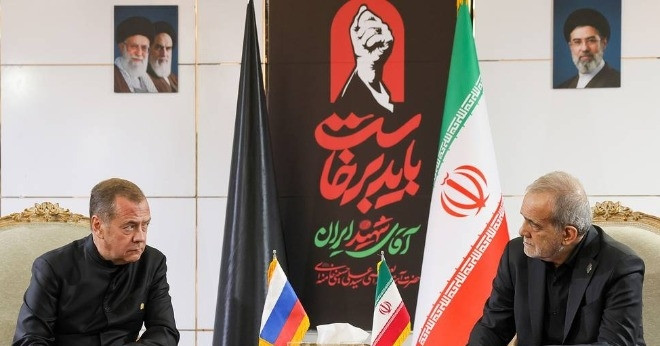 Ông Medvedev gặp Tổng thống Iran bên lề lễ tang cố Lãnh tụ Ali Khamenei